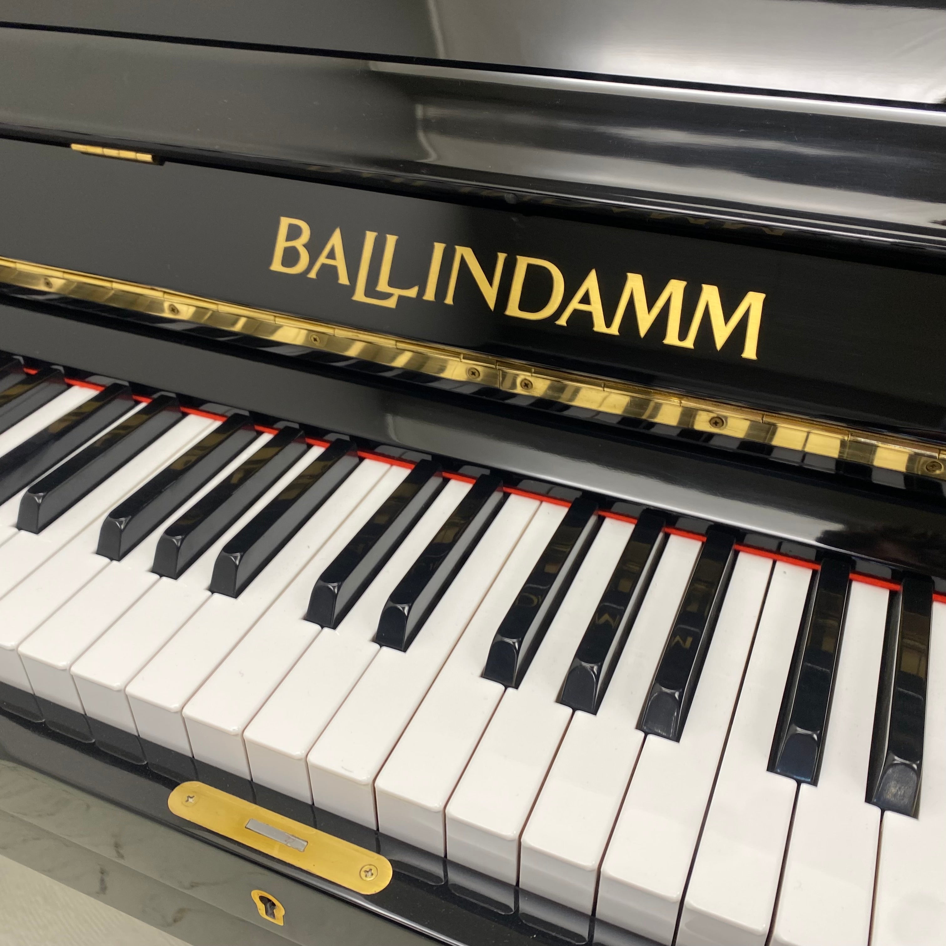 Ballindam B-123 piano