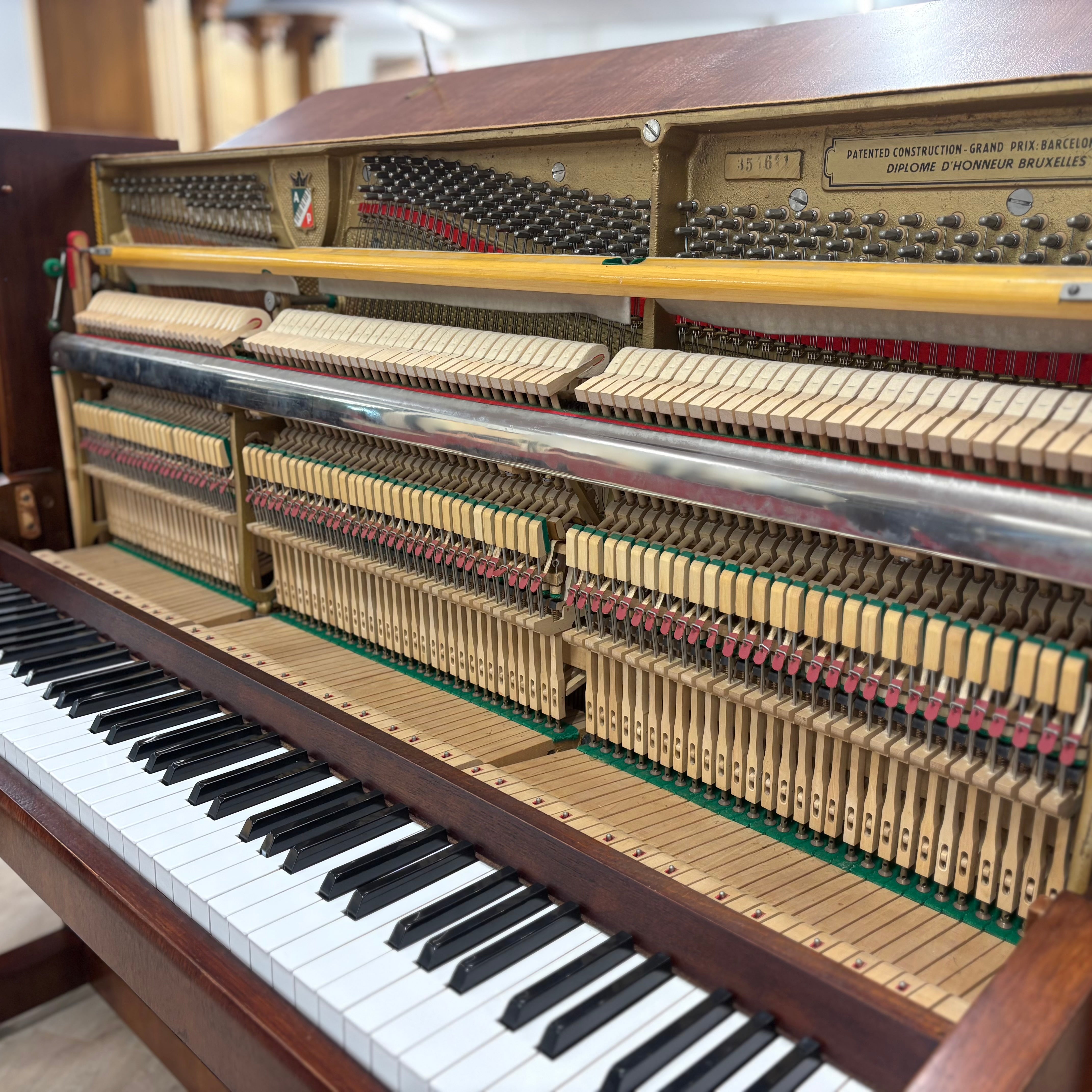 Petrof P 125 piano (1981)